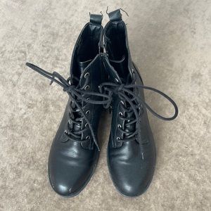 Sun + Stone boots. Lace up and side zip. Color/ black. Size 5